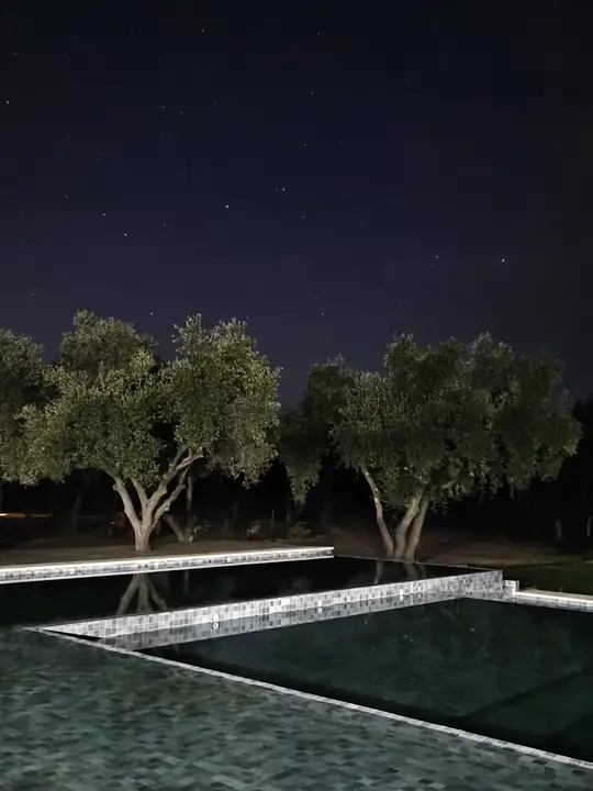 La pileta de noche